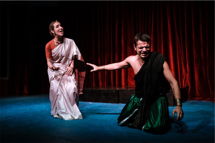 Un momento dramático entre Karna y la anciana reina Kunti, interpretada por Krishna Kishor Muralidhara Dasa y Ranganayaki Dasi.