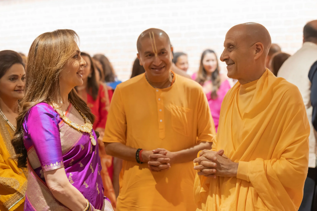 La Sra. Nita Ambani hablando con Gauranga Das y Radhanath Swami